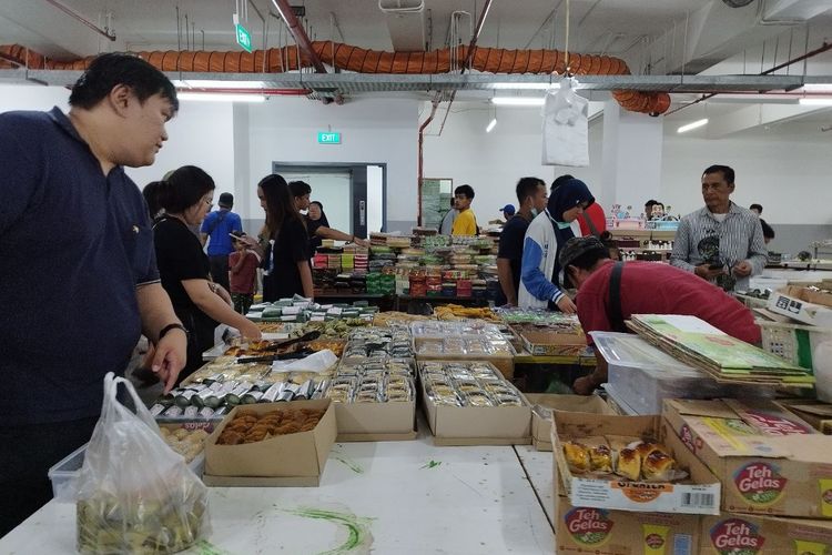 Pasar Kue Subuh Senen, Jakarta Pusat, tampak ramai pengunjung pada Jumat (24/3/2023). (KOMPAS.com/XENA OLIVIA)