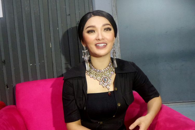 Penyanyi dangdut Zaskia Gotik saat diabadikan di Studio 5 Indosiar, Daan Mogot, Jakarta Barat, Senin (3/7/2017).