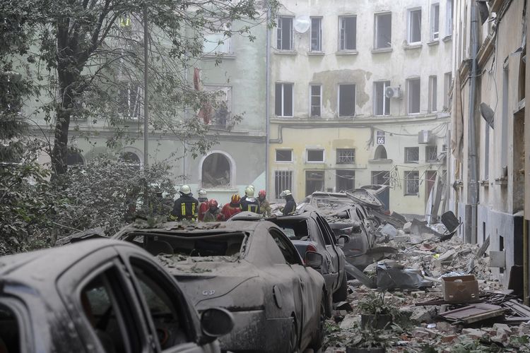 Petugas darurat mencari korban di bangunan-bangunan yang hancur diserang rudal Rusia di Kota Lviv, Ukraina, 6 Juli 2023.