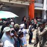 Warga Berdesakan Menanti Jokowi di Pasar Rakyat Malindungi