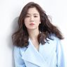 7 Gaya Song Hye Kyo yang Bisa Kamu Contek, Mau Coba?