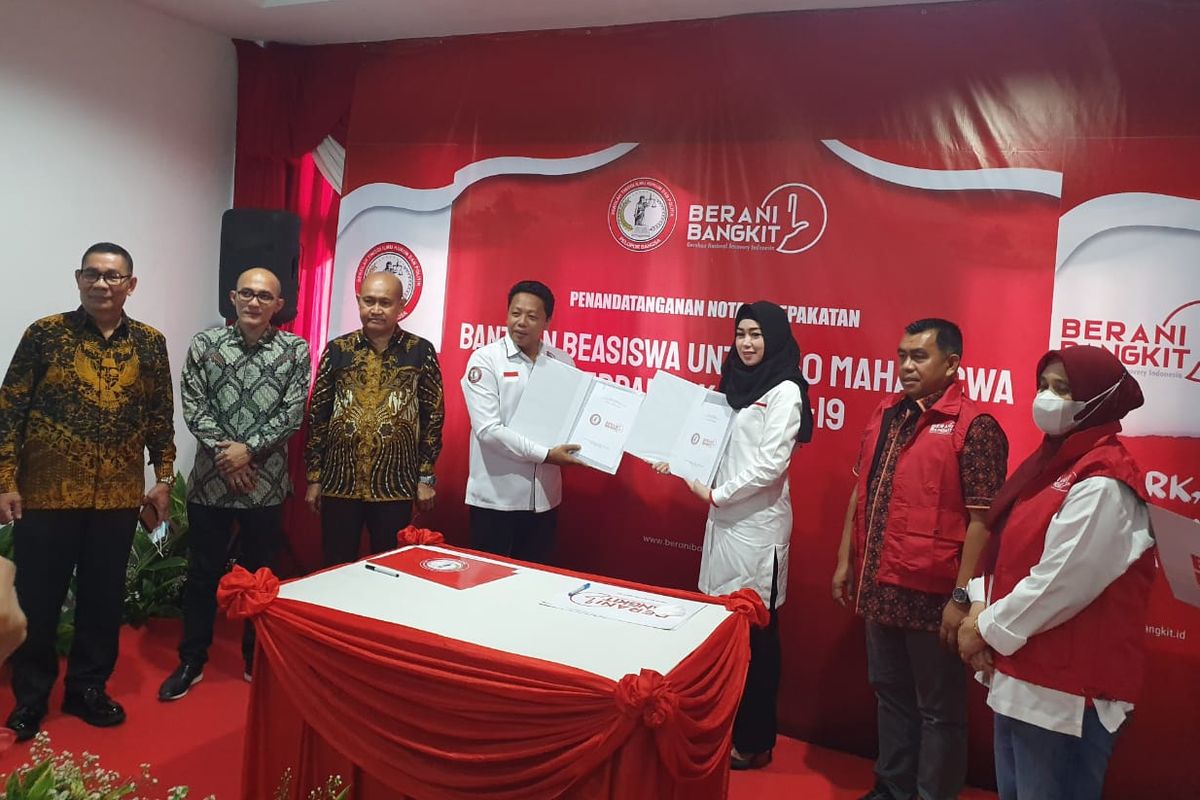 Sebanyak 50 Mahasiswa mendapat bantuan beasiswa dari nota kesepakatan antara Gerakan Berani bangkit dengan Sekolah Tinggi Ilmu Hukum dan Politik (STIHP) Pelopor Bangsa di depok 29  Maret 2022
