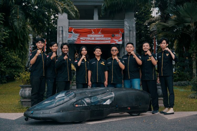 Mahasiswa-mahasiswa Universitas Brawijaya yang akan berpartisipasi dalam kompetisi mobil hemat energi internasional, Shell Eco-marathon 2022.