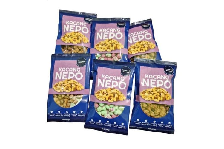 Produk lokal bauat warga Desa Nepo dengan brand ?Kacang Nepo? dipasarkan melalui e-commerce Localoka. 