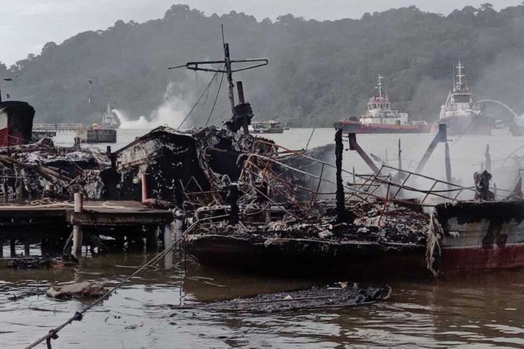 Bangkai kapal nelayan yang terbakar di Dermaga Wijayapura, Cilacap, Jawa Tengah, Rabu (4/5/2022) sore.