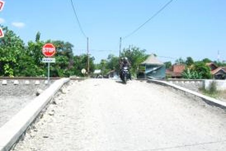 Salah satu perlintasan kereta api tak berpalang pintu di Kendal, Jawa Tengah.