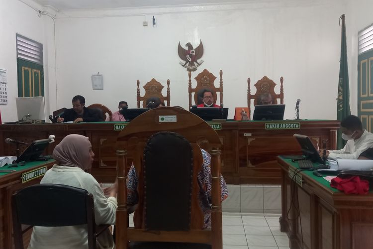 Elvi ibu dari Ken Admiral saat memberikan keterangan kasus penganiayaan anaknya yang melibatkan AKBP Achiruddin di Pengadilan Negeri Medan, Kamis 20/7/2023).