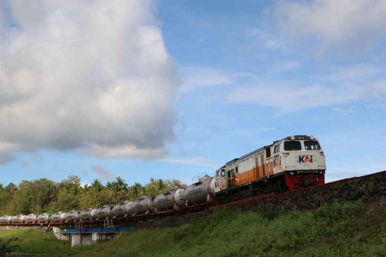 Terlihat rangkaian kereta api dari PT Kereta Api Indonesia (Persero) atau KAI yang mengangkut bahan bakar minyak (BBM) sedang melintas.