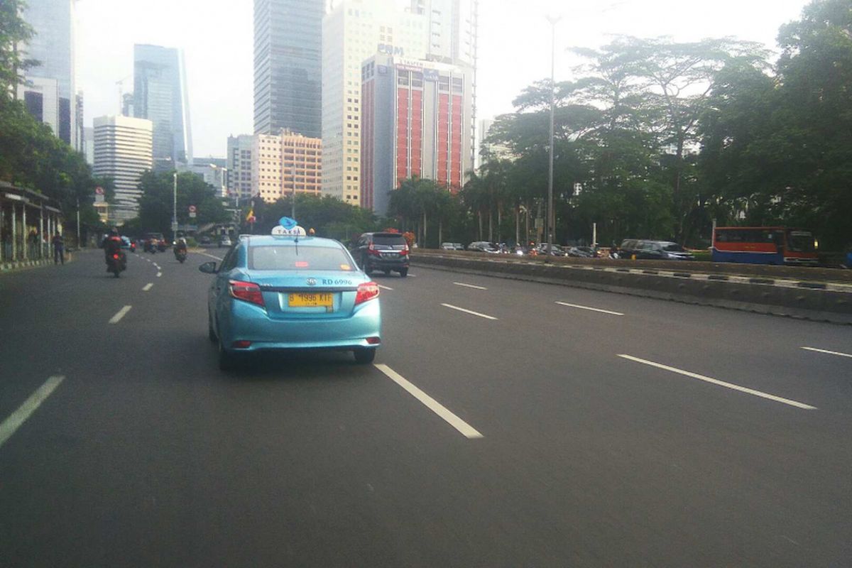 Arus lalu lintas Jalan Jenderal Sudirman, Jakarta.