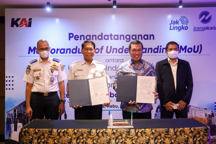 Direktur Utama PT KAI Didiek Hartantyo dan Direktur Utama PT Transjakarta M. Yana Aditya melakukan penadatanganan MoU pada Rabu (15/06/2022).