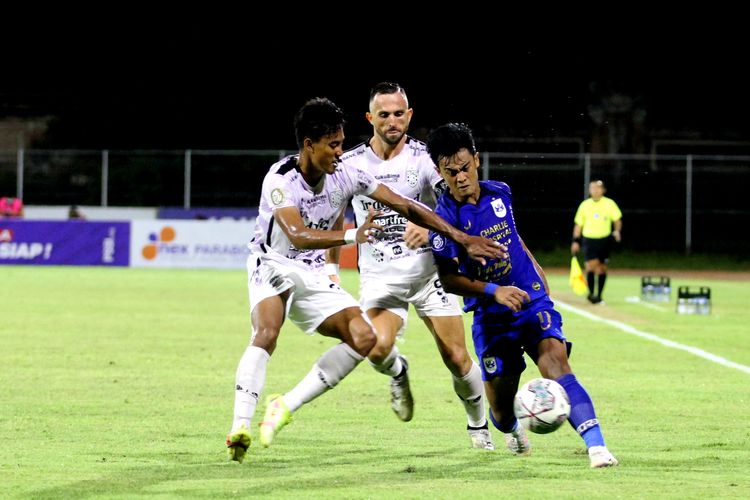 Pemain PSIS Semarang Pratama Arhan dijaga ketat dua pemain Bali United pada pertandingan pekan 26 Liga 1 2021-2022 yang berakhir dengan skor 0-1 di Stadion I Gusti Ngurah Rai Denpasar, Minggu (20/2/2022) malam.