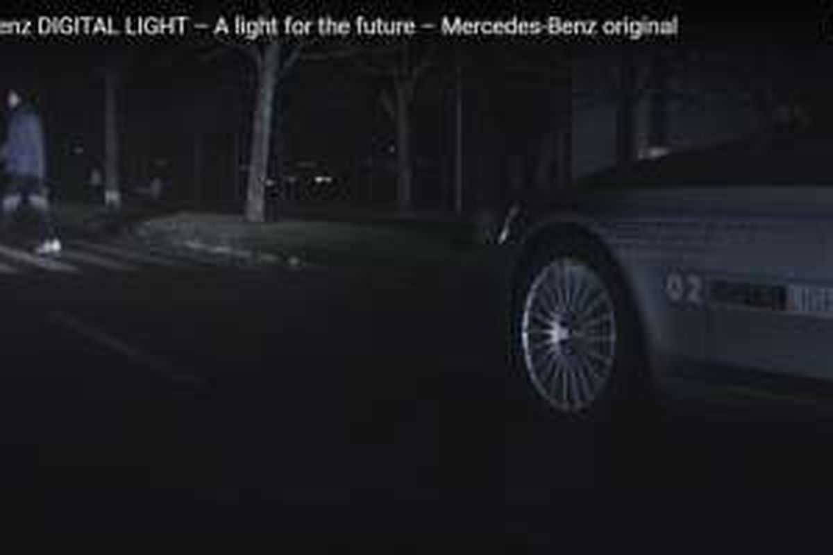 Headlamp Mercedes Benz bisa memproyeksikan gambar.