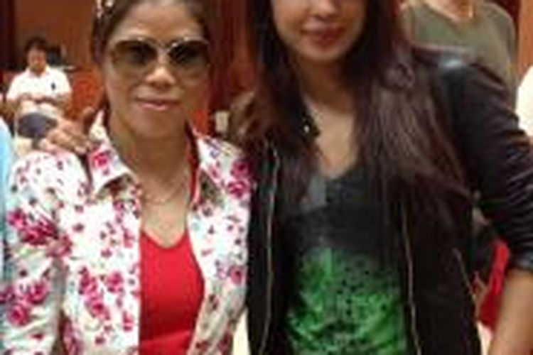 Mary Kom (kiri) dan pemeran dirinya dalam film, Priyanka Chopra.