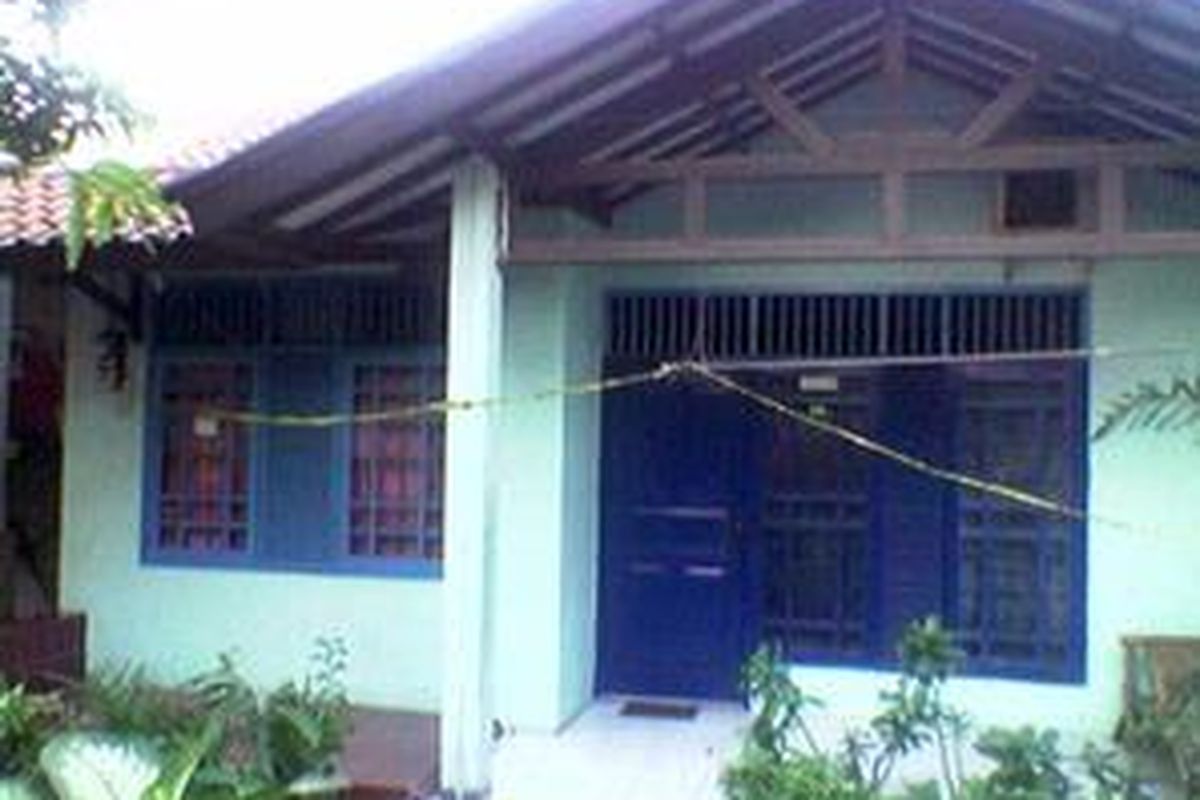 Inilah rumah Masni (70) yang dikontrak Dwiyanto dan dijadikan pabrik industri rumahan ekstasi. Rumah terletak di gang buntu di tepi Jalan Meruya Ilir, Jakarta Barat. Tepatnya di lingkungan RT I/RW 1, Kelurahan Srengseng, Meruya, Jakbar. Dalam penggrebekan, Jumat (27/6) pukul 07.00, polisi antara lain menyita 10 kilogram prekusor yang bisa dijadikan 100.000 butir ekstasi.