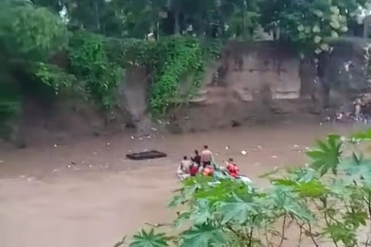 Pelajar SMP Hilang Terseret Arus Banjir di Sungai Samapuin, Sumbawa 