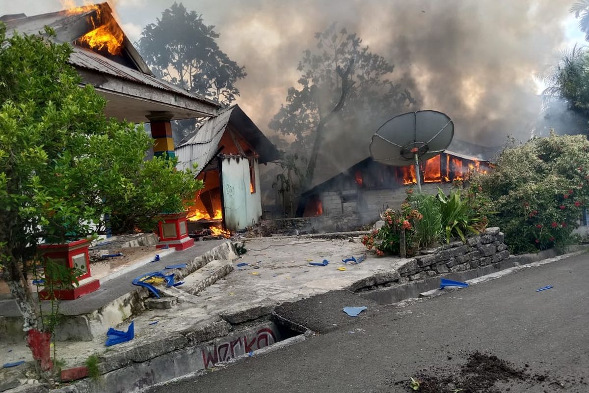 Sejumlah rumah warga di desa Elat kecamatan Kei Besar, kabupaten Maluku Tenggara, hangus dibakar massa, Sabtu (12/11/2022)