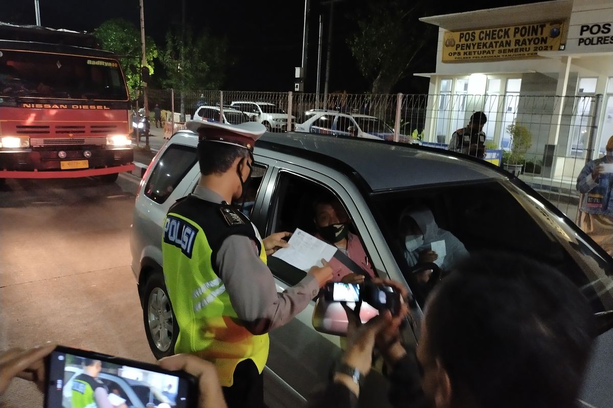 Jajaran Kepolisian Polres Pelabuhan Tanjung Perak dan Tim Gabungan Lainnya Saat Melakukan Pemeriksaan Kendaraan Pribadi yang Akan Melintasi Jembatan Suramadu dan Masuk Ke Madura, Kamis (6/5/2021).