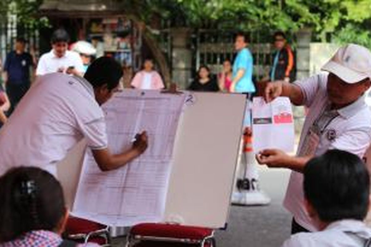 Panitia pemungutan suara di TPS 5, Menteng, Jakarta Pusat, tengah menghitung kertas suara, Rabu (9/7/2014). Di TPS tersebut, pasangan capres dan cawapres nomor urut 2, Jokowi-JK, unggul tipis atas lawannya, Prabowo-Hatta.