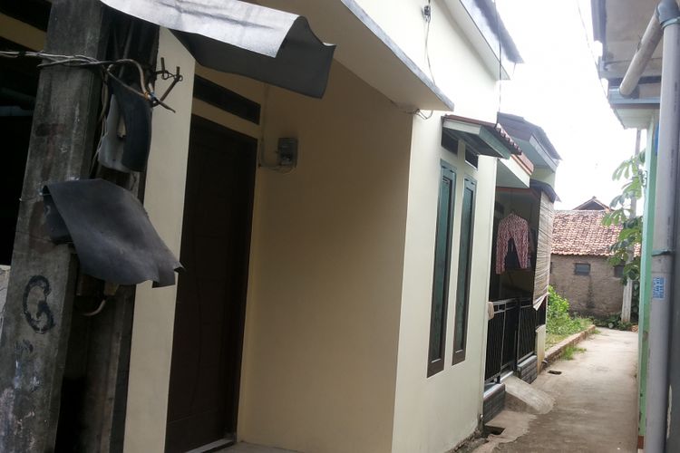 Salah satu rumah seharga Rp 250 juta yang berlokasi di salah satu gang di Jalan Gang 100, Tanjung Barat, Jagakarsa, Jakarta Selatan. Tampak rumah berada di gang sempit yang tidak dapat dilintasi mobil. Foto diambil pada Jumat (31/3/2017).