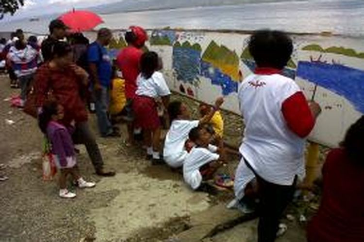 Sebanyak 500 siswa SD, SMP dan sederajat dari seluruh sekolah di Ambon menunjukan kemampuan melukis keindahan Kota Ambon di atas kanvas, di sepanjang tepi pantai di kawasan Air Salobar, Kecamatan Nusaniwe Ambon, Jumat (14/9/2013). 