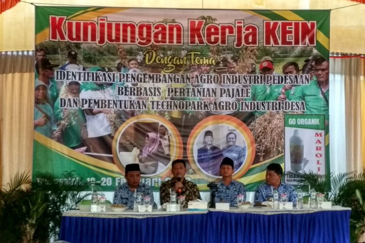 Plt Bupati Trenggalek Muchammad Nur Arifin (kedua dari kanan) menyambut tim Komite Ekonomi dan Industri Nasional (KEIN) di Kabupaten Trenggalek, Senin (19/2/2018)