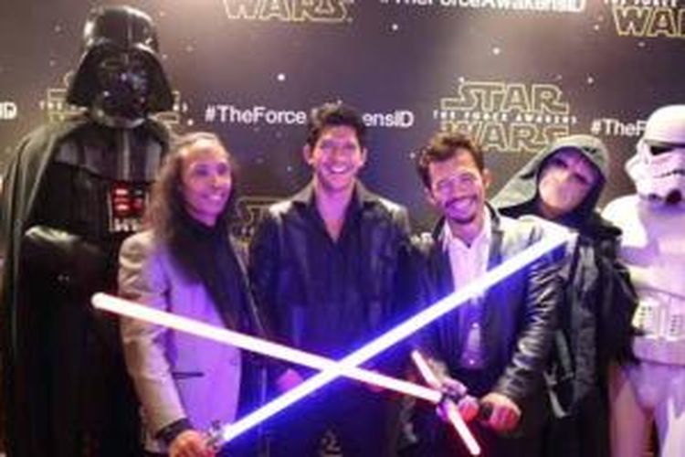 Yayan Ruhian, Iko Uwais, dan Cecep Arif Rahman (depan, dari kiri ke kanan) diabadikan usai pemutaran perdana film Star Wars: The Force Awakens di Senayan City XXI, Jakarta Pusat, Selasa (15/12/2015) malam.