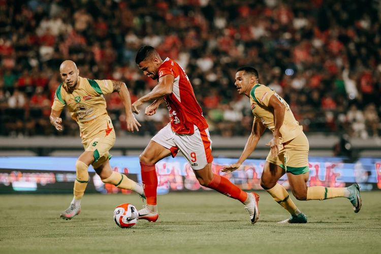 Aksi Mierza Mustafic pada pertandingan Bali United vs Persebaya Surabaya di Stadion Kapten I Wayan Dipta, Gianyar, Sabtu (7/2/2026).