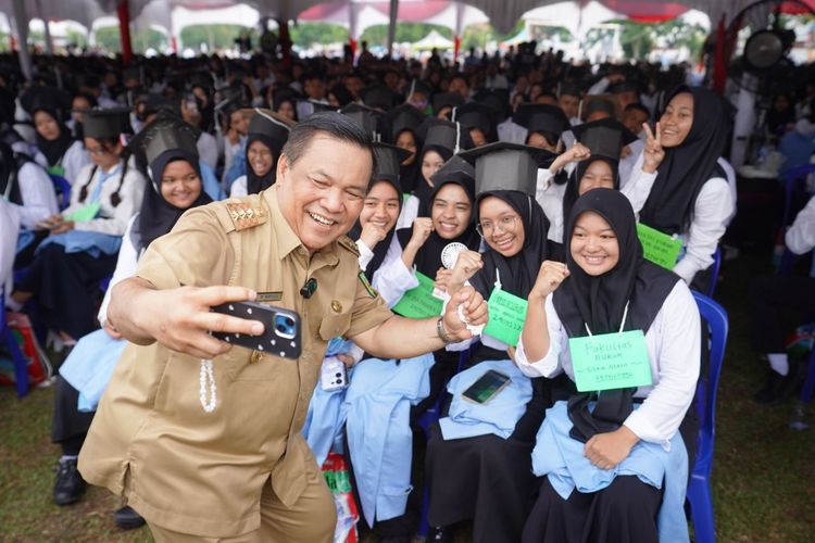 Pj Gubernur Riau tengah mengkaji rencana mewujudkan kuliah gratis untuk mahasiswa Riau dengan menambah pendapatan PI dari pengelolaan ladang minyak.