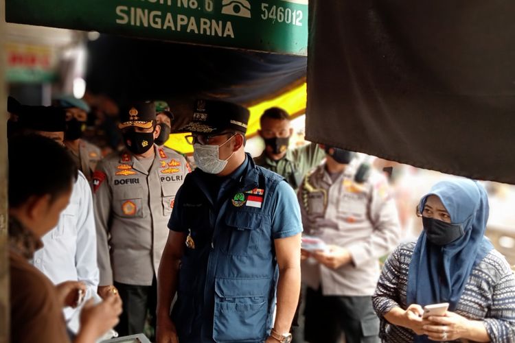 Gubernur Jawa Barat Ridwan Kamil, saat blusukan memberikan edukasi dan semangat serta memberikan masker gratis ke warga di Pasar Singaparna, Kabupaten Tasikmalaya, Rabu (21/1/2021).