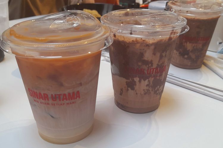 Es Kopi Susu dan Chocolate Iced di Mie Ayam Sinar Utama Medan cabang Jakarta Selatan, Jumat (12/1/2024).