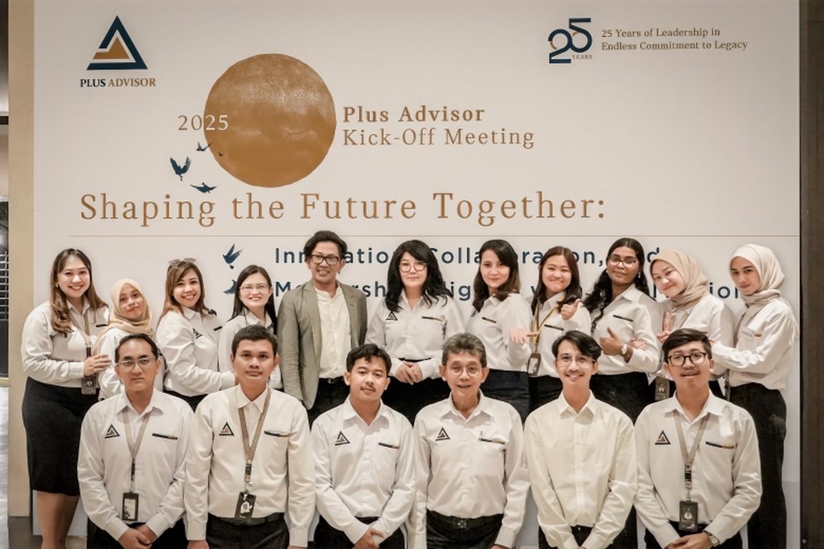 Tim Plus Advisor berfoto bersama dalam acara Kick-Off Meeting 2025 di Hotel Santika, Garut, Jawa Barat. Acara ini mengusung tema "Shaping the Future Together: Innovation, Collaboration, and Mentorship Aligned with Our Mission" dan menjadi bagian dari perayaan 25 tahun kepemimpinan yang mempengaruhi perjalanan Plus Advisor sebagai pelopor pengelolaan kekayaan dan warisan di Indonesia.