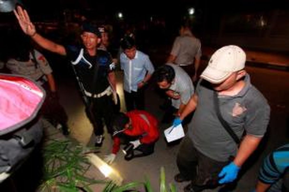 Polisi melakukan olah tempat kejadian perkara penembakan seorang anggota polisi di depan gedung Komisi Pemberantasan Korupsi, Jalan HR Rasuna Said, Kuningan, Jakarta Selatan, Selasa (10/9/2013). Korban tewas diketahui adalah anggota Provost bernama Bripka Sukardi.