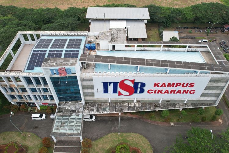 ITSB mulai menerapkan sistem Pembangkit Listrik Tenaga Surya (PLTS) dengan menggandeng SUN Terra sebagai partner konsultasi hingga instalasi sistem PLTS Atap pada gedung utama universitas.