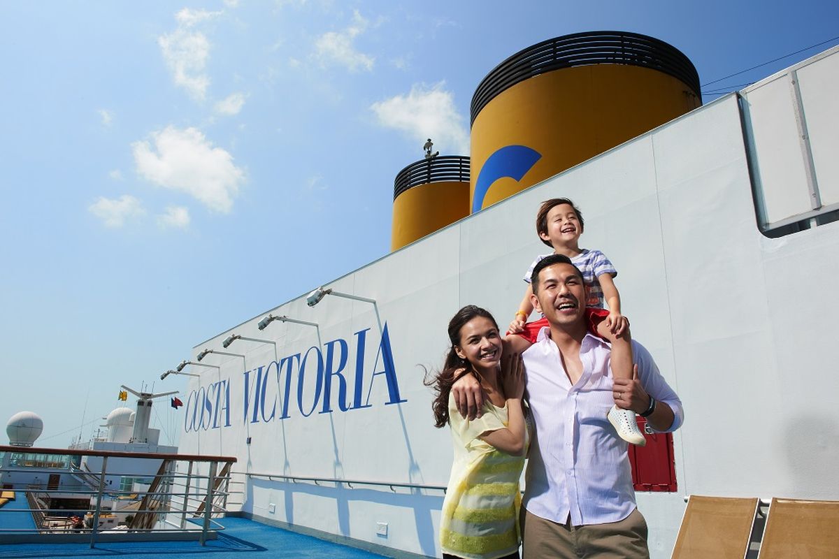 Ilustrasi keluarga berpelesir dengan kapal pesiar.