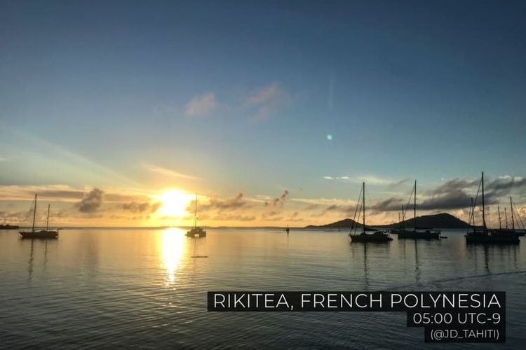 Matahari terbit di Rikitea, Polinesia Perancis