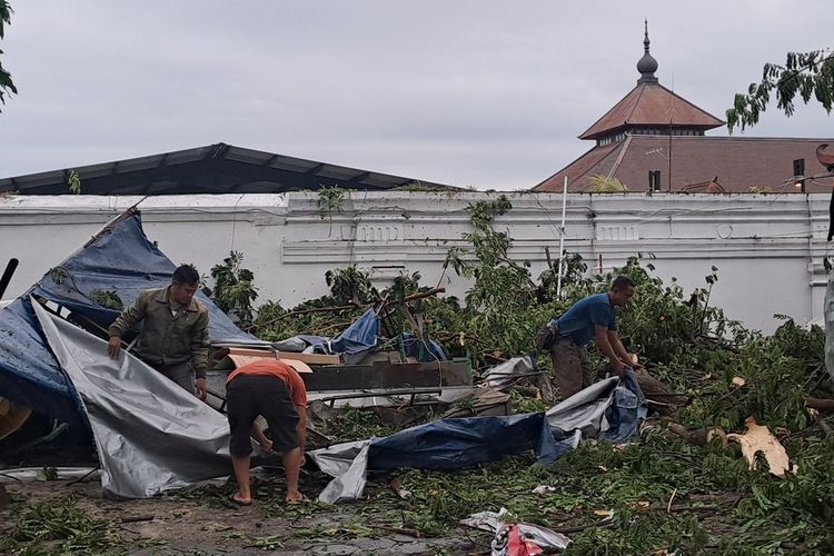 Ditinggal Libur 3 Hari, Waljyah Kaget Warungnya yang 30 Tahun Berdiri di Masjid Agung Solo Hancur Diterjang Hujan Badai