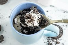 Cara Membuat Oreo Mug Cake Lembut, Hanya 2 Bahan dalam 5 Menit