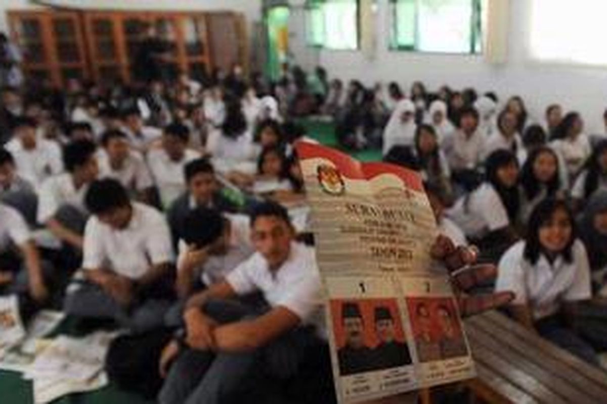 Siswa mengikuti sosialisasi pemilihan kepala daerah DKI Jakarta putaran dua untuk pemilih pemula yang dilakukan oleh Komisi Pemilihan Umum Provinsi DKI Jakarta di SMA 4 Jakarta, Rabu (8/8/2012). Pilkada DKI Jakarta putaran kedua dilaksanakan pada 20 September mendatang. 