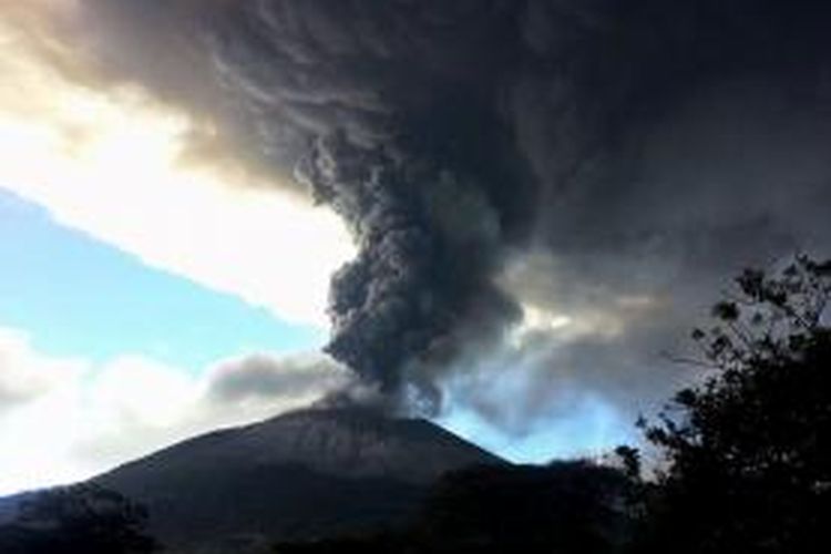 Gunung Chaparrastique di El Salvador menyemburkan awan panas dan debu vulkanik, Minggu (29/12/2013).
