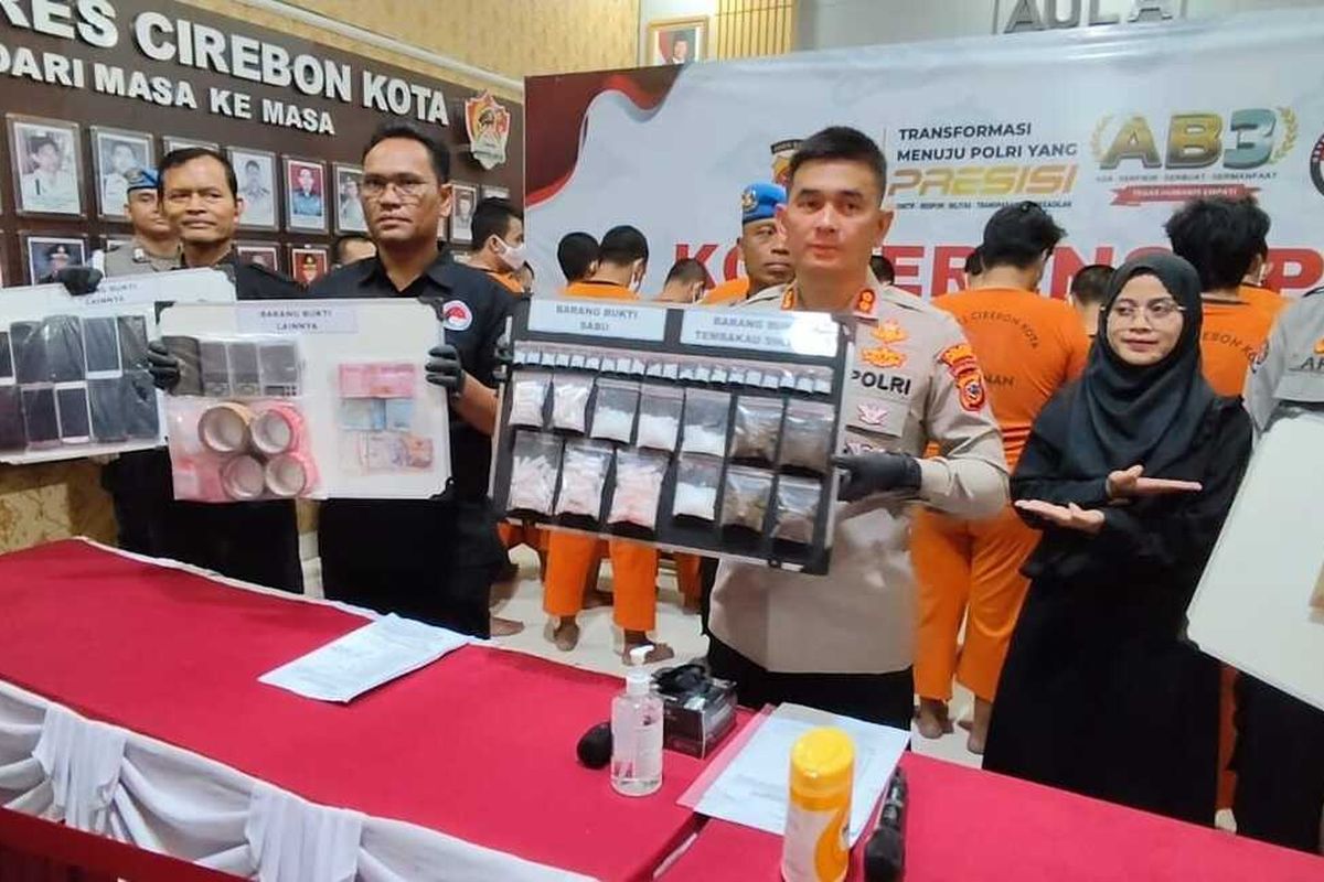 Polres Cirebon Kota Jawa Barat merilis sebanyak 26 tersangka kasus penyalahgunaan narkoba di Mapolres Cirebon Kota pada Selasa (29/4/2025) siang.