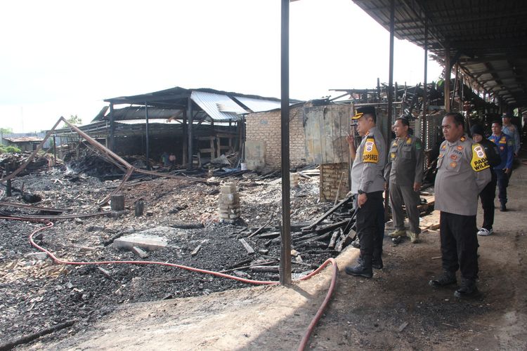 Polisi mengecek bekas kebakaran di Sumenep usai 9 Jam Penanganan, Kamis (2/5/2024). 