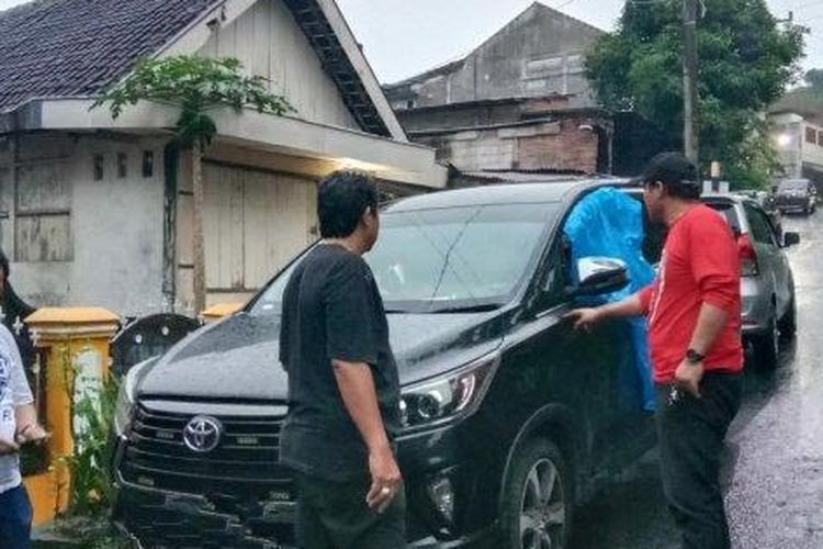 Mobil Toyota Venturer milik anggota dewan dibobol maling dengan modus pecah kaca saat terparkir di depan rumah di Jalan Gotong royong RT 4 RW 4 Tinjomoyo, Banyumanik, Selasa (31/1/2023) sore.