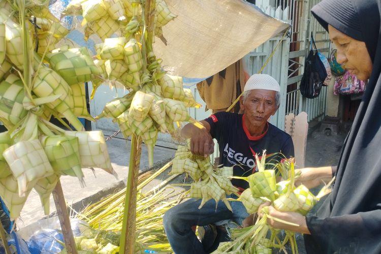 Cerita Pedagang Ketupat Musiman di Medan, Raup Rp 2 Juta dalam 3 Hari