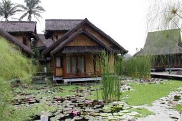 Penataan lanskap Sumber Alam-Garden of Water begitu apik. Bahkan, semakin cantik dengan panorama warna-warni bunga teratai yang tumbuh di balong-balong sehingga menciptakan suasana lingkungan asri dan menyejukkan.
