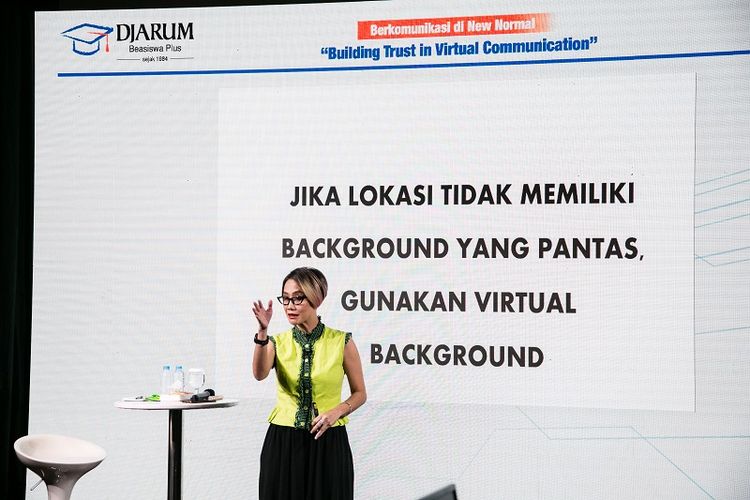 Rosianna Silalahi saat memberikan pelatihan soft skills secara online, Leadership Development Series untuk Beswan Djarum 2019/2020. Dalam kelas ini, Rosi membawakan tema ?Berkomunikasi di New Normal:  Building Trust in Virtual Communication? di hadapan ratusan penerima Djarum Beasiswa Plus.