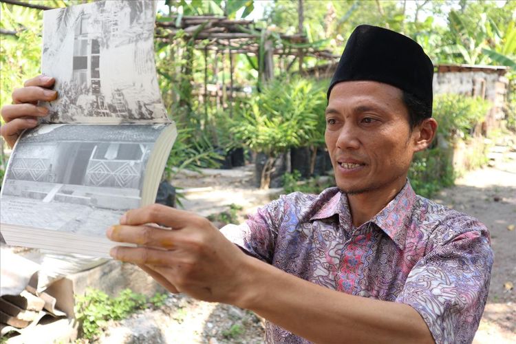 Kushartono, salah satu kerabat Bung Karno, menunjukkan dokumentasi dari salah satu yang menuliskan keberadaan rumah masa kecil Presiden RI pertama Soekarno (Bung Karno), Kamis (11/7/2019). Rumah masa kecil Bung Karno itu berada di kawasan Gang Buntu, Desa Rejoagung, Kecamatan Ploso, Kabupaten Jombang, Jawa Timur. 