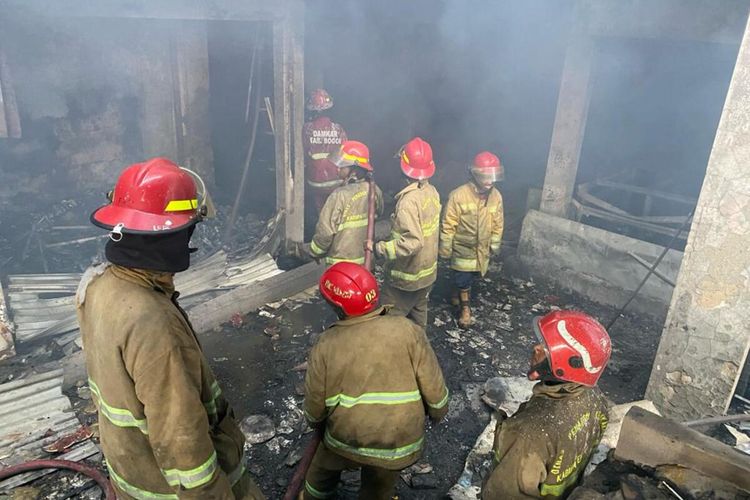 Petugas pemadam kebakaran sedang melokalisasi api yang membakar Pasar Leuwiliang, Kabupaten Bogor, Jawa Barat, Kamis (28/9/2023)
