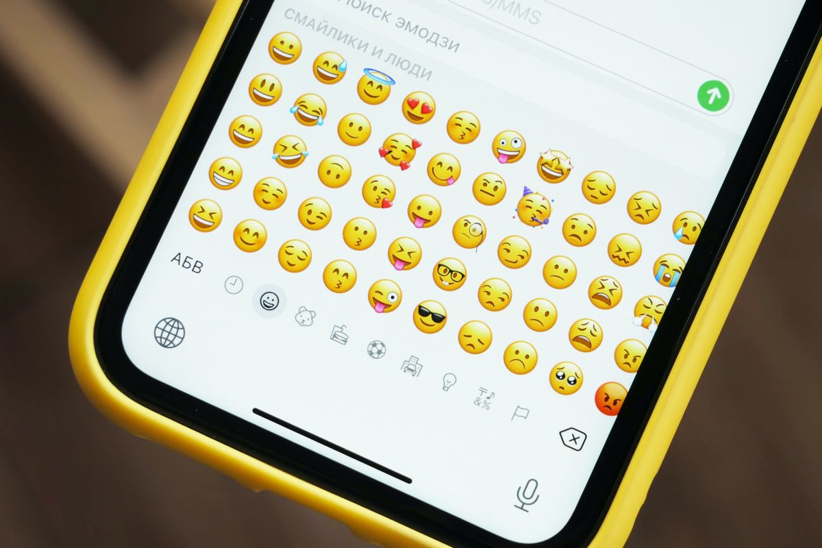 Ilustrasi cara mengubah emoji di HP Android menjadi iPhone