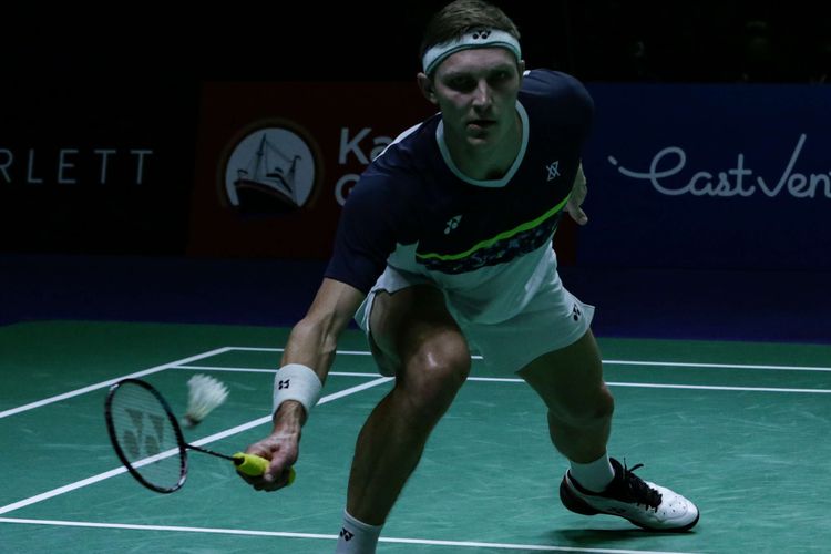 Tunggal putra Denmark, Viktor Axelsen bertanding melawan tunggal putra China Zhao Jun Peng pada laga final Indonesia Open 2022 di Istora Senayan, Jakarta, Minggu (19/6/2022). Axelsen mengalahkan Zhao Jun Peng dua gim langsung, via skor 21-9 dan 21-10.