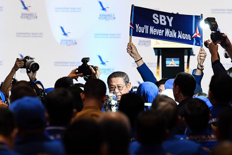 Ketua Umum Partai Demokrat, Susilo Bambang Yudhoyono (tengah) disambut kader usai membuka Kongres V Partai Demokrat di Jakarta, Minggu (15/3/2020). Kongres tersebut bertemakan Harapan Rakyat, Perjuangan Demokrat.